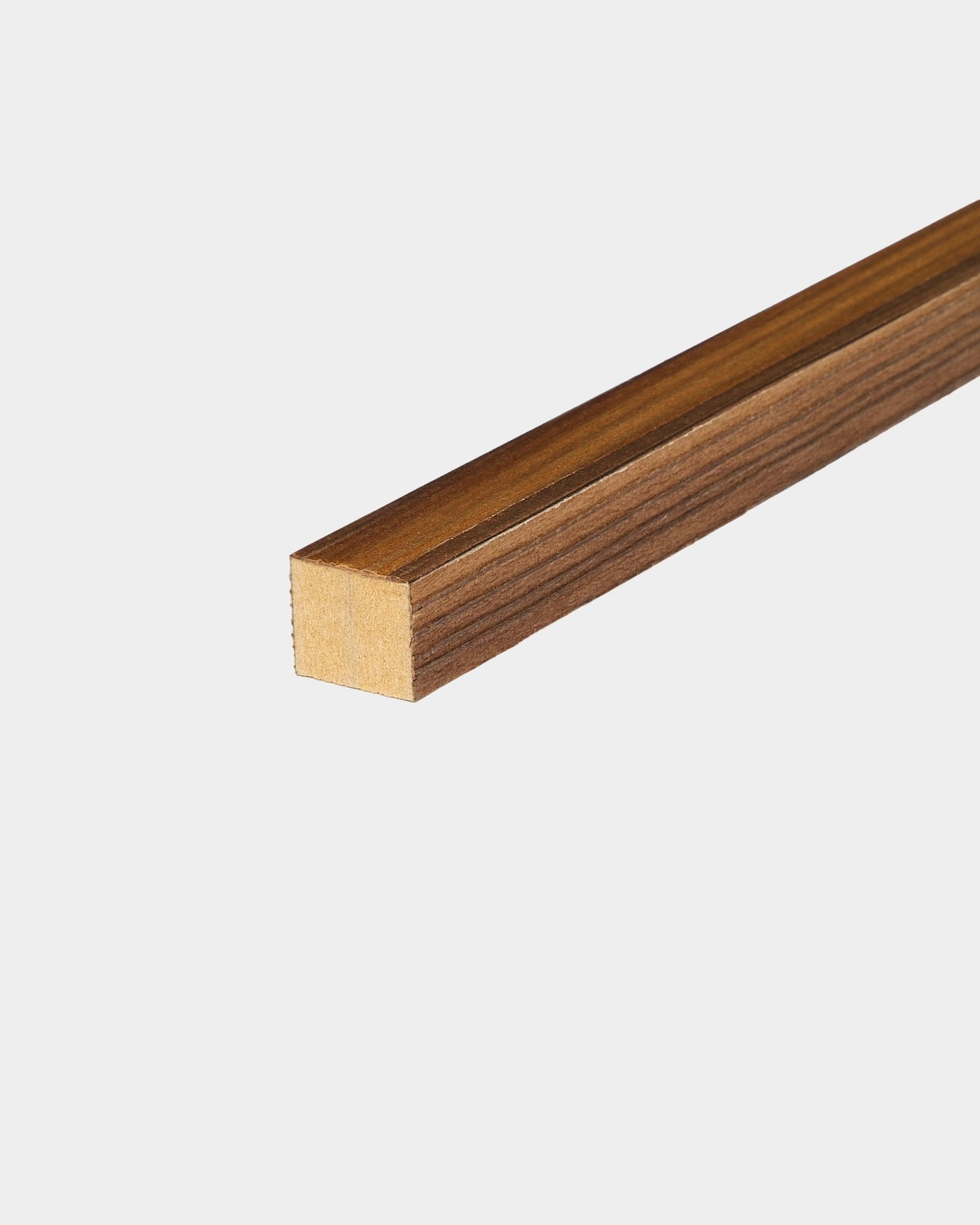 WoodUpp End Lamella in Rustic Smoked Larch, 2,2 cm dik, ontworpen als accessoire voor Akupanel akoestische panelen, weergegeven op een effen witte achtergrond.